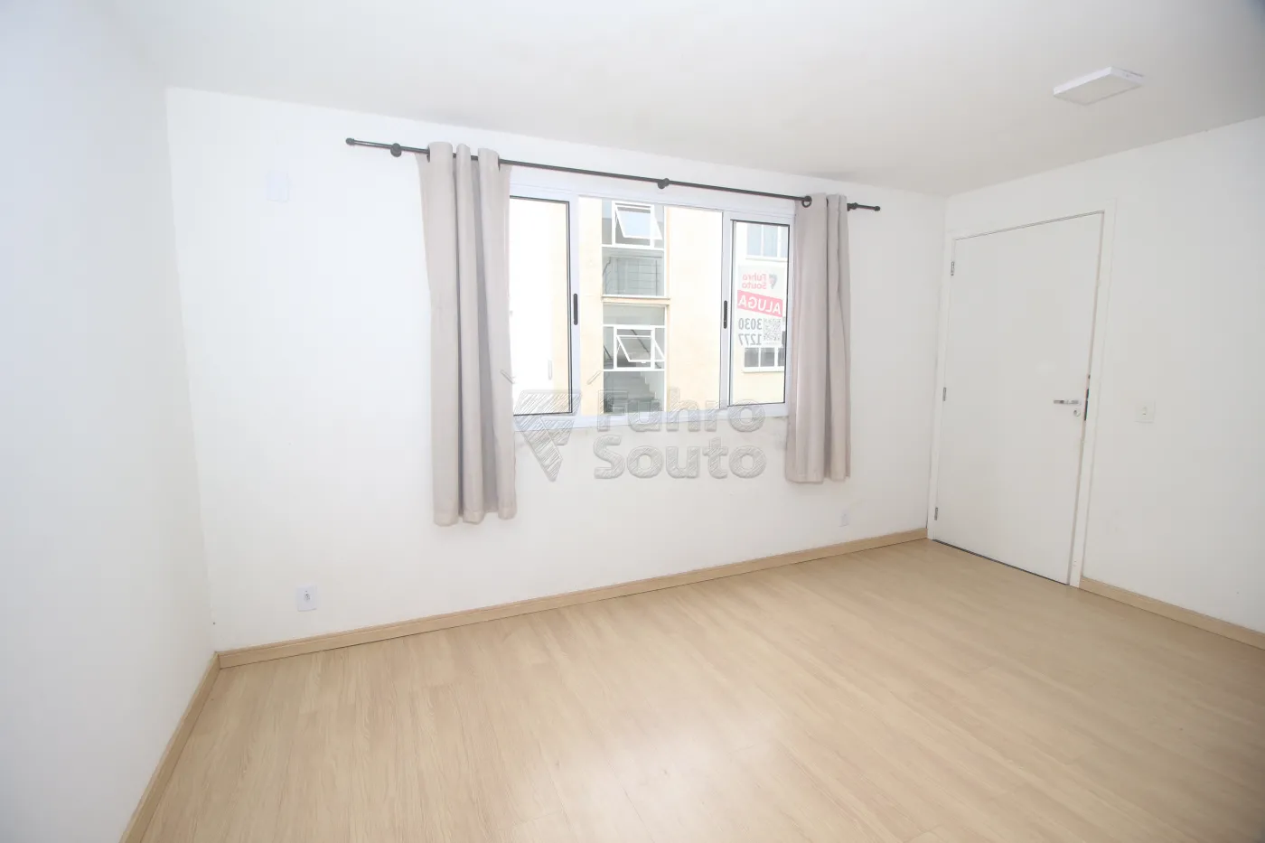 Alugar Apartamento / Padrão em Pelotas R$ 850,00 - Foto 1