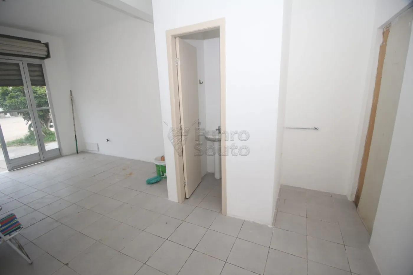 Alugar Comercial / Sala Fora de Condomínio em Pelotas R$ 700,00 - Foto 4
