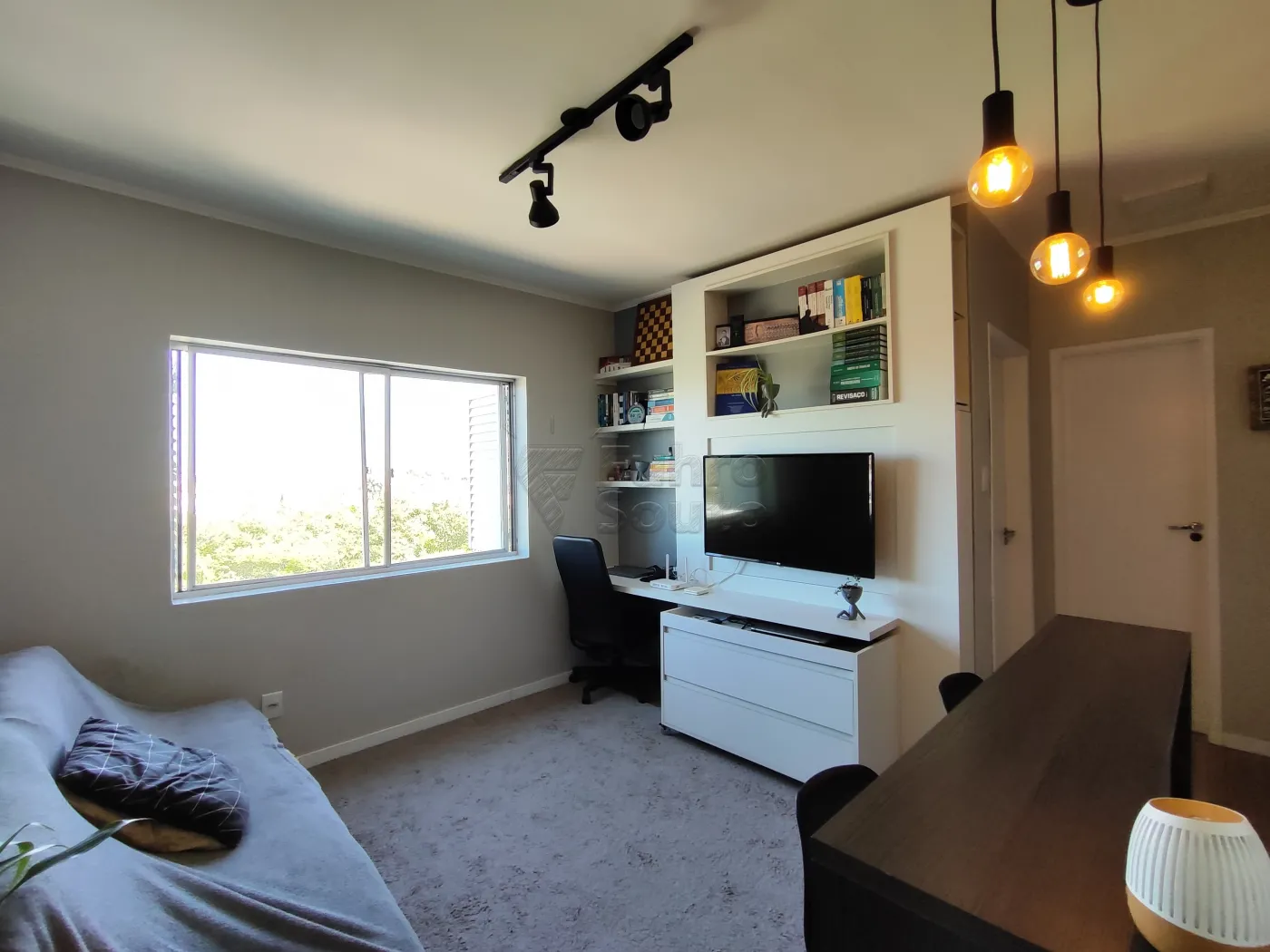 Comprar Apartamento / Padrão em Pelotas R$ 165.000,00 - Foto 1