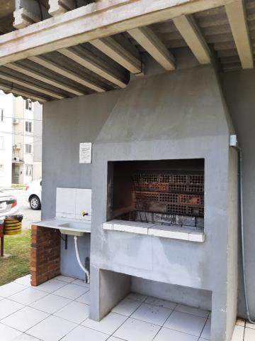 Apartamento térreo em condomínio fechado.