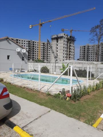 Apartamento térreo em condomínio fechado.