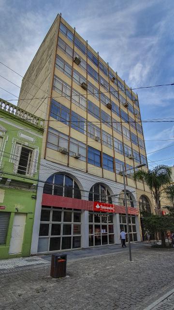 Alugar Comercial / Sala em Condomínio em Pelotas. apenas R$ 900,00