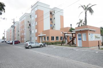 Apartamento semi mobiliado no Condomínio Solar Pinheiros em Pelotas.