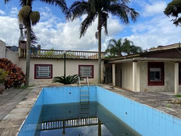 Oportunidade Única! Casa Espaçosa com Terreno Amplo no Valverde