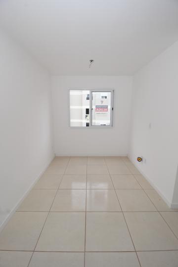 Alugar Apartamento / Padrão em Pelotas. apenas R$ 600,00