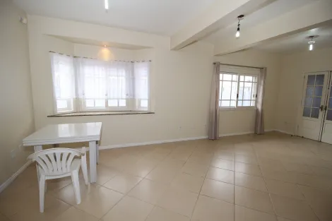 Sobrado para Aluguel - Espaçoso e Aconchegante com 3 Dormitórios, Suíte, Garagem