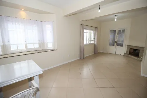Sobrado para Aluguel - Espaçoso e Aconchegante com 3 Dormitórios, Suíte, Garagem
