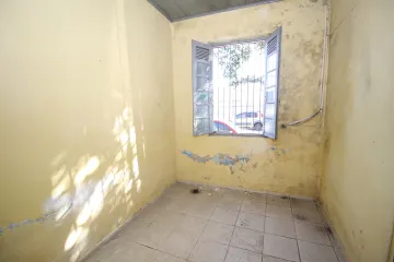 Alugar Casa / Padrão em Pelotas. apenas R$ 650,00