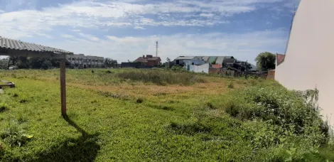 Oportunidade Única: Terreno Espaçoso com Casa Construída em Localização Estratégica