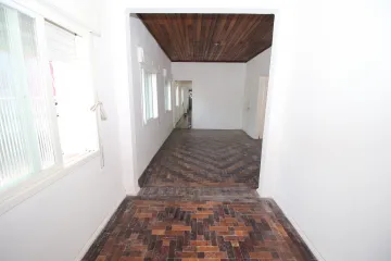 Descubra o Encanto de Morar no Centro de Pelotas: Espaçosa Casa de Esquina com 4 Quartos