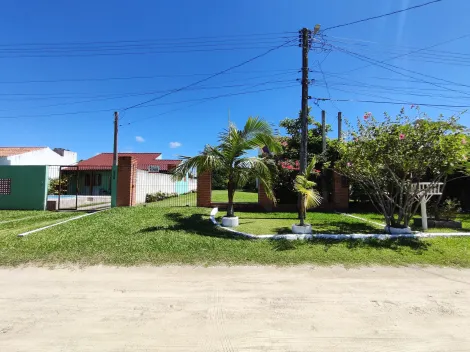 Alugar Casa / Padrão em Pelotas. apenas R$ 300.000,00