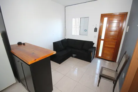 Alugar Casa / Padrão em Pelotas. apenas R$ 1.300,00