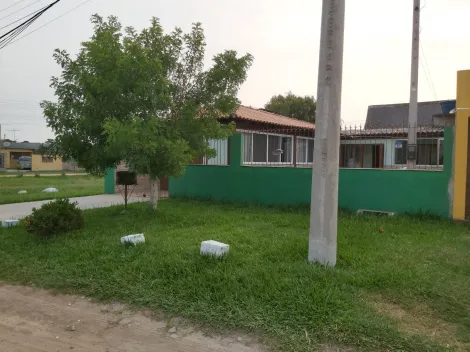 Encantadora casa no Laranjal, com dois quartos. Localizada em um dos bairros mais tradicionais e tranquilos da cidade, esta propriedade oferece conforto e qualidade de vida para toda a família.