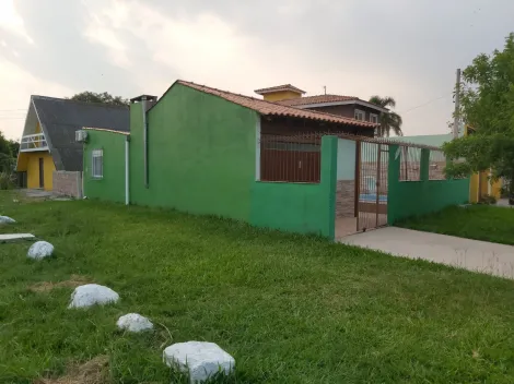 Encantadora casa no Laranjal, com dois quartos. Localizada em um dos bairros mais tradicionais e tranquilos da cidade, esta propriedade oferece conforto e qualidade de vida para toda a família.