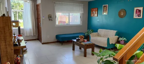 Encantadora casa no Laranjal, com 3 quartos e localizada próxima à praia.