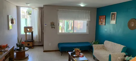 Encantadora casa no Laranjal, com 3 quartos e localizada próxima à praia.