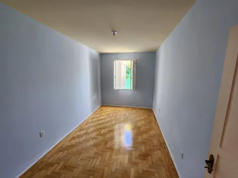 Esta encantadora casa de três dormitórios oferece o espaço e o conforto que você procura. Localizada no adorável bairro Fragata, esta residência apresenta: