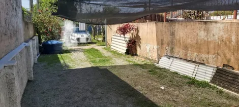 Casa muito bem localizada na Praia do Laranjal, a apenas uma quadra da rua asfaltada e a quatro quadras da praia.