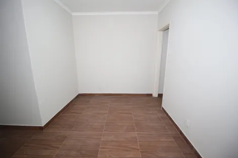 Apartamento espaçoso em andar alto.