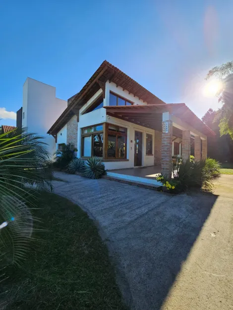 Alugar Casa / Padrão em Pelotas. apenas R$ 1.150.000,00