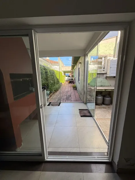imagem 3 - Casa Comercial Ampla e Versátil na Rua Padre Anchieta - Localização Estratégica e de Grande Movimento imagem 3 - Casa Comercial Ampla e Versátil na Rua Padre Anchieta - Localização Estratégica e de Grande Movimento